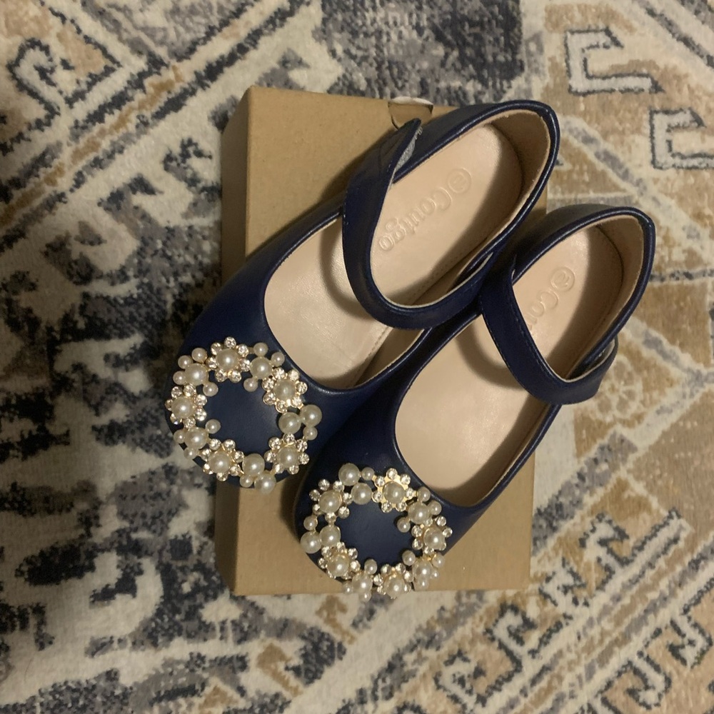 Gorgeous Navy shoes with some pretty faux pearl detail on the front of the shoe